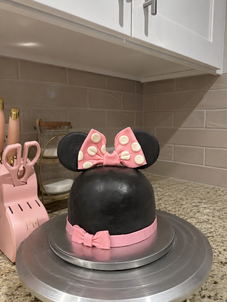 Minnie Mouse hat cake with a pink polka-dot bow
