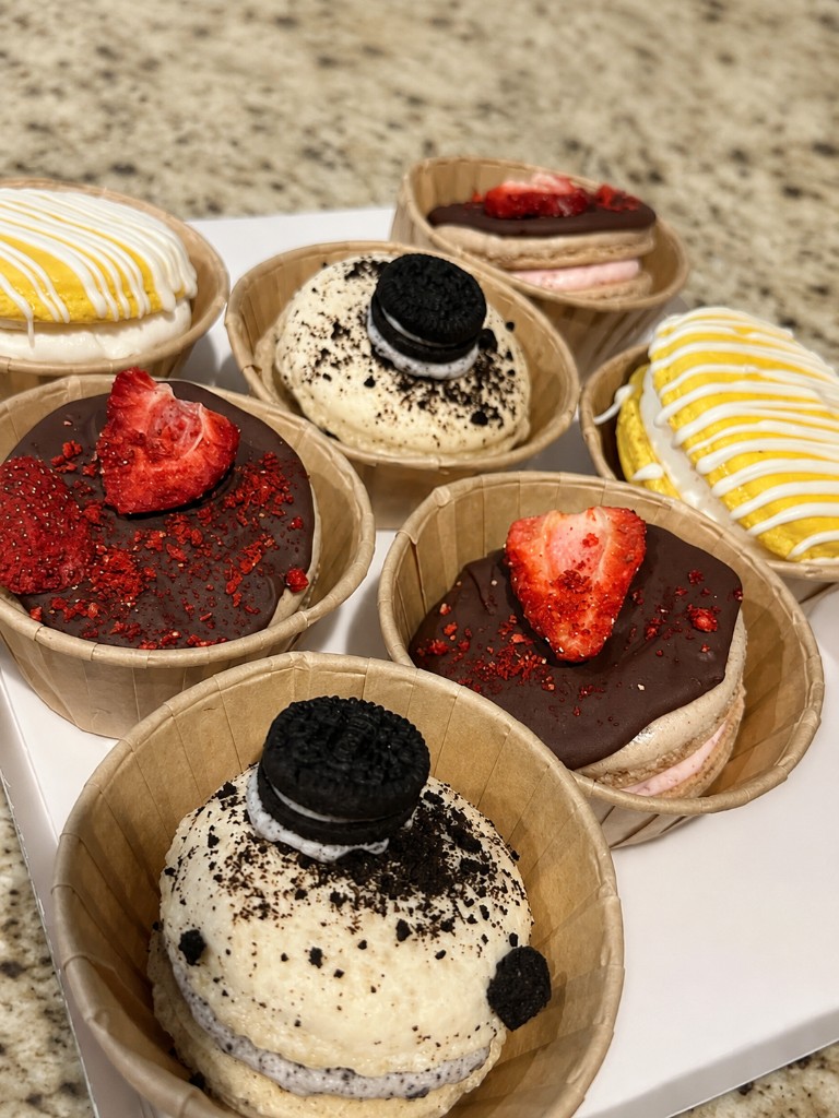 Macarons in kraft cups: cookies & cream, chocolate-strawberry, lemon